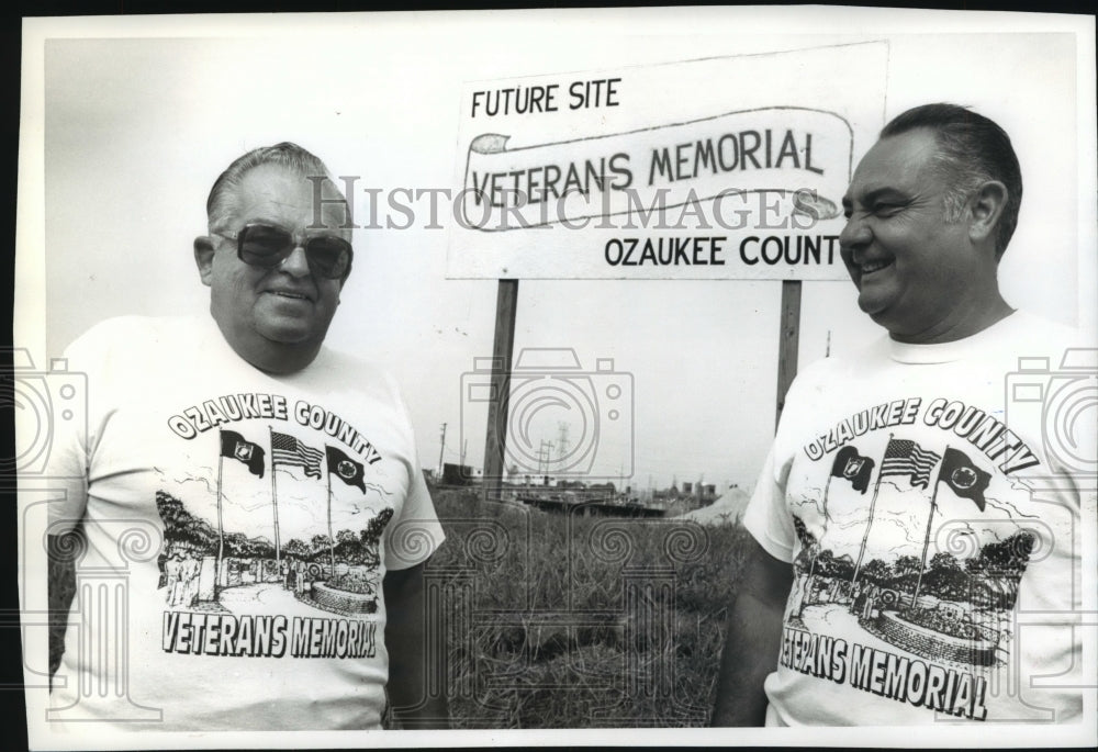 1990 Press Photo Art Helms and Roman Schommer Stand at Proposed Memorial Site. - Historic Images