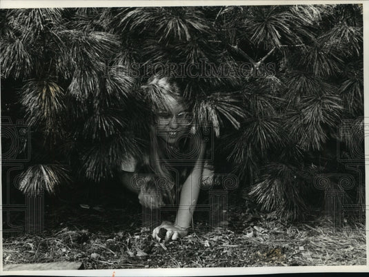 1994 Press Photo Keli Jepson search for tokens at Stackner Heritage Farm. - Historic Images