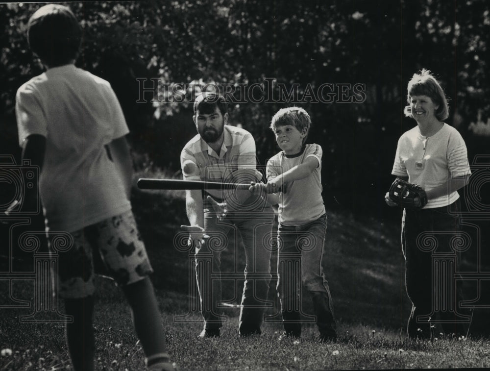 1988 Press Photo Australia&#39;s Howlett family plays baseball in the States. - Historic Images