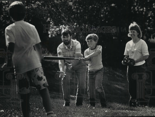 1988 Press Photo Australia's Howlett family plays baseball in the States. - Historic Images