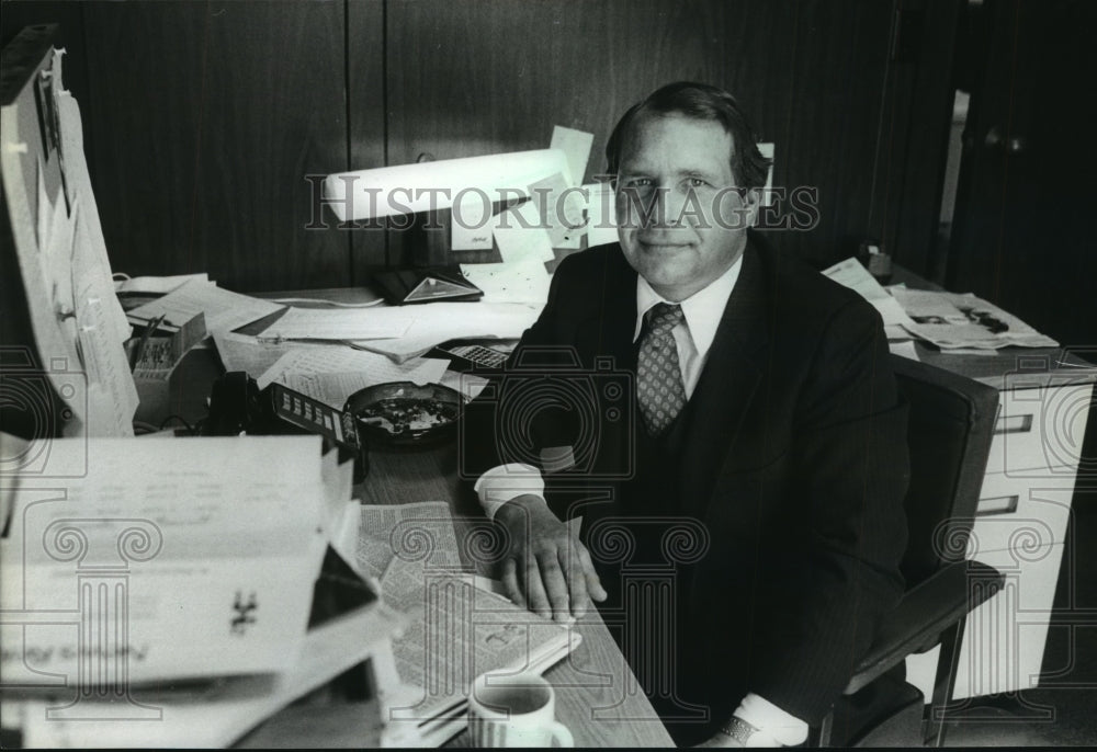 1983 Press Photo Larry Hollis at desk with his job at Robert W.Baird Co., WI. - Historic Images