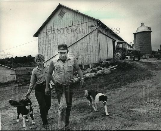 1983 Press Photo Ginger and Larry Hollis with dogs at their farm in Wisconsin. - Historic Images