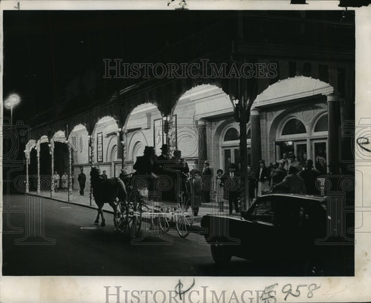 1961 Press Photo First nighters arrive at new Pabst Theater by Livery - Historic Images