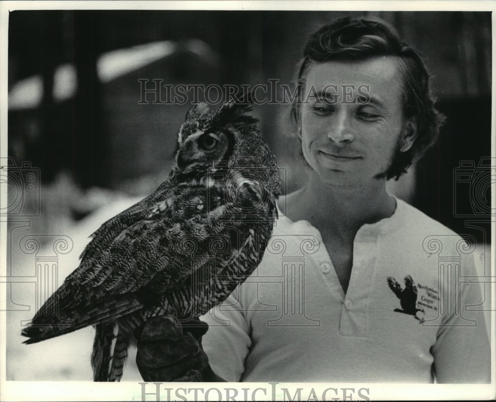 1984 Press Photo David De Bauche holds a one-winged great horned owl - Historic Images