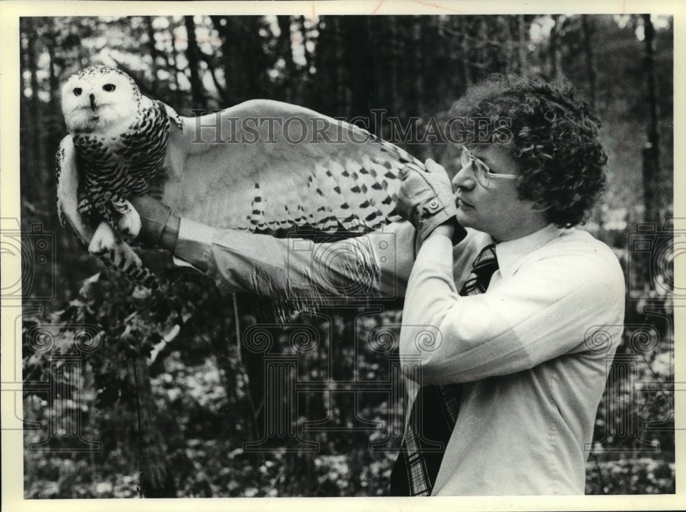 1980 Press Photo Marty Smith holds a snowy owl at Northwoods Wildlife Hospital - Historic Images