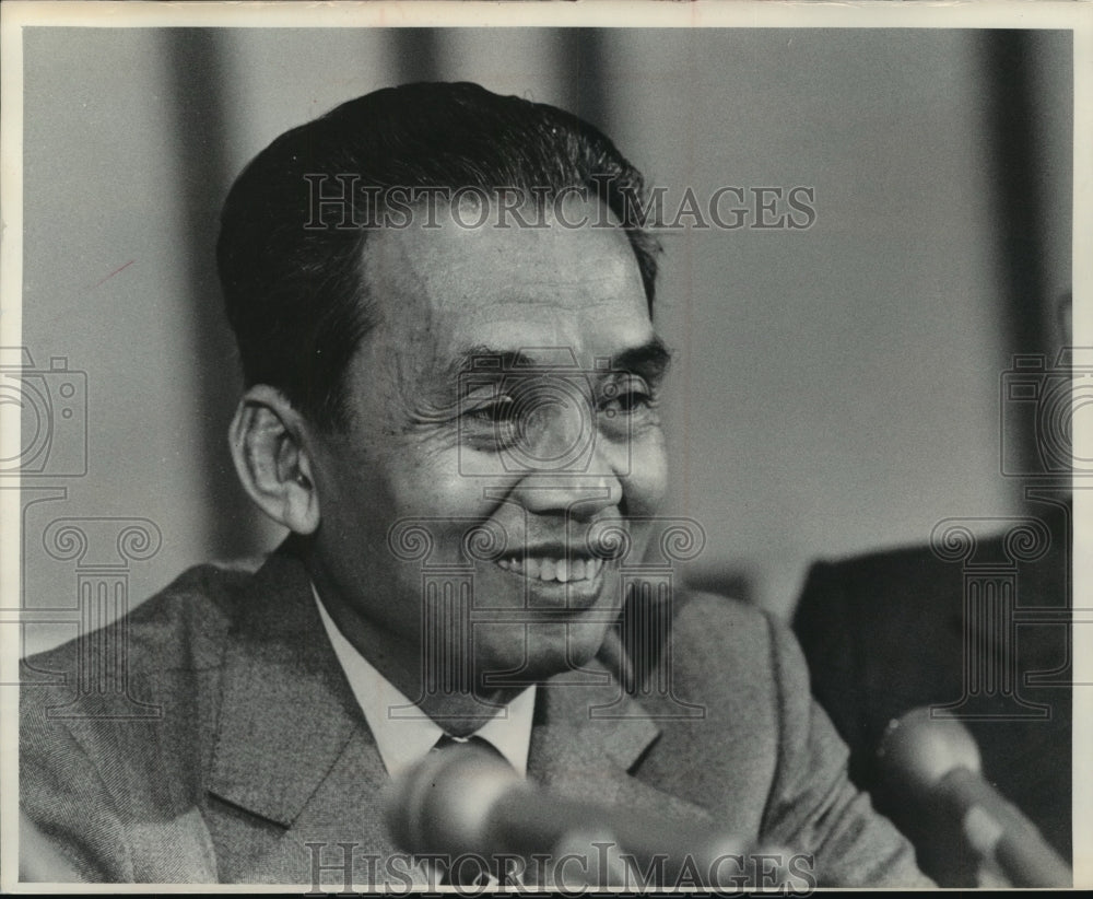 1975 Press Photo Cheng Heng, former Cambodian president, at a news conference - Historic Images