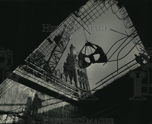 1967 Press Photo Big clam bucket for dirt in excavation of new Center, Milwaukee - Historic Images