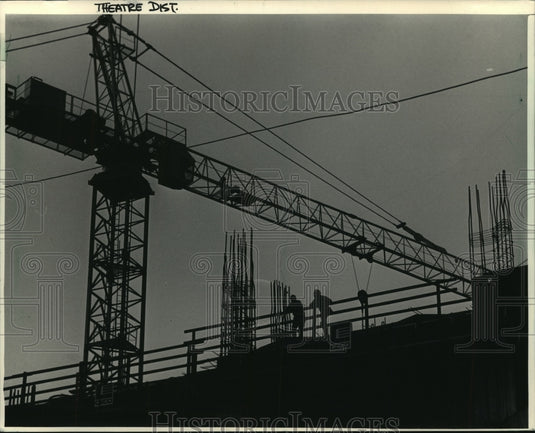 1987 Cranes back to work on Center after agreement made, Milwaukee. - Historic Images