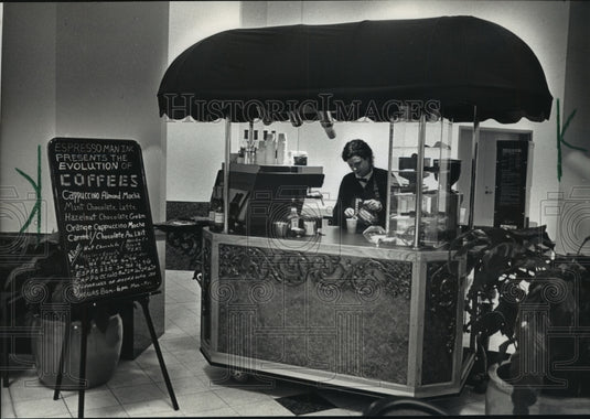 1993 Press Photo Milwaukee Center Jennifer Katz prepares a flavored coffee drink-Historic Images