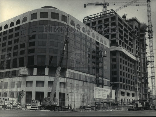 1988 Press Photo Milwaukee Center's Hotel Built With A Smooth Facade. - Historic Images
