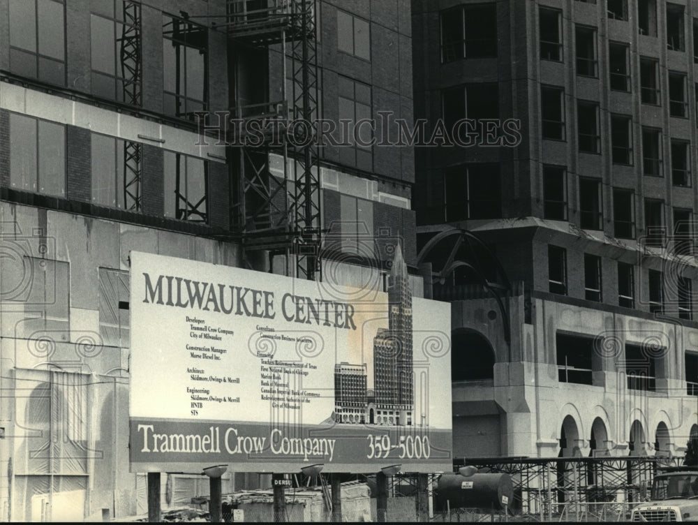 1988 Press Photo Milwaukee center under construction in downtown Milwaukee - Historic Images