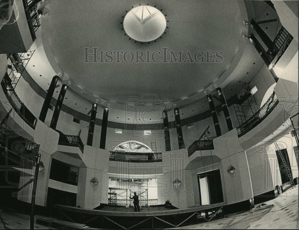 1988 Press Photo Main Rotunda of Milwaukee Center theater district. - mjb55834 - Historic Images