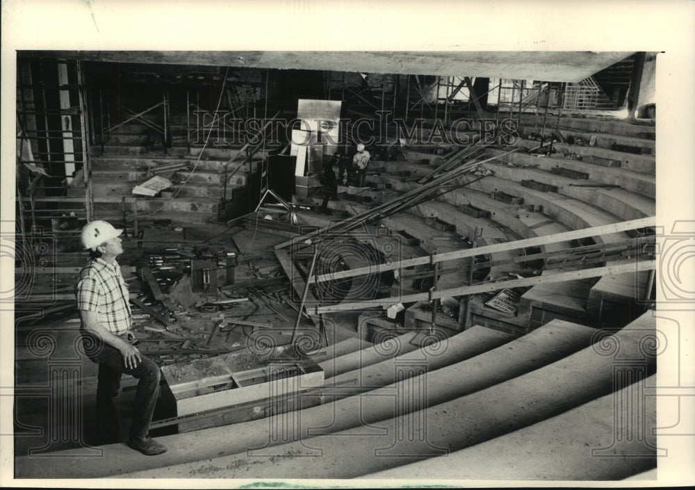 1987 superintendent Roger Kuehl at Milwaukee Repertory Theater. - Historic Images