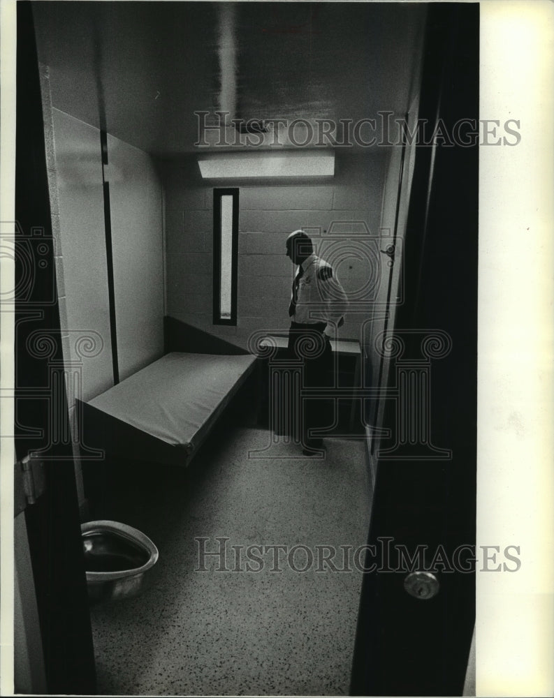 1983 Lt. David Hoffmann Standing in a Milwaukee  County Jail Cell - Historic Images