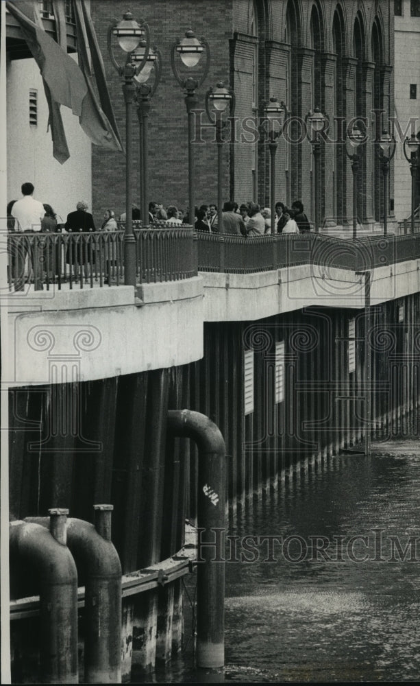 1989 Press Photo Milwaukee Center Dedication of the Theater District's riverwalk-Historic Images