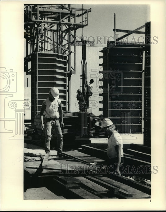 1987 Milwaukee Center Construction workers - Historic Images