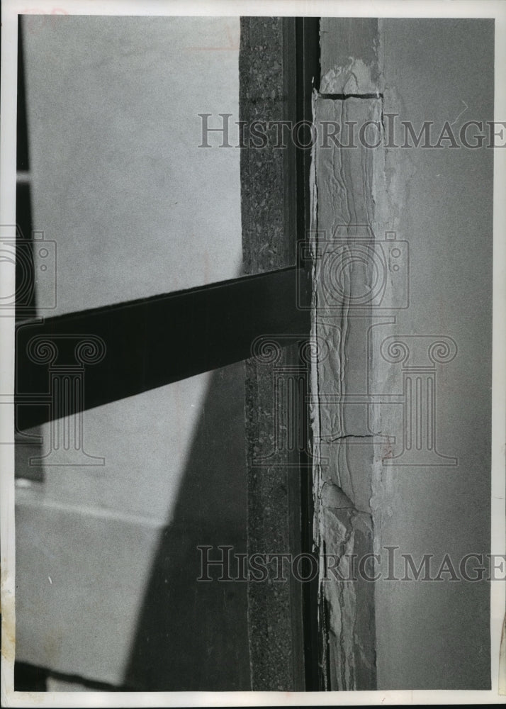 1963 Press Photo Milwaukee County War Memorial Center in need of repairs - Historic Images