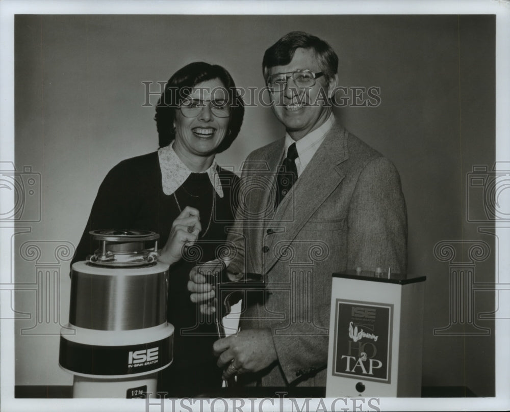 1977 Russ Hale President In-Sink-Erator, Billie Jean King promoting - Historic Images
