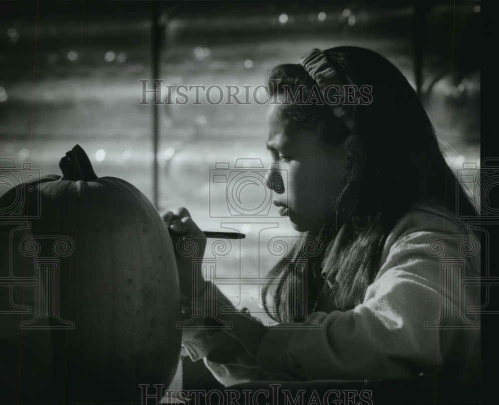 1993 Press Photo Melissa Ortiz sketches pumpkin face, Waukesha, Wisconsin - Historic Images