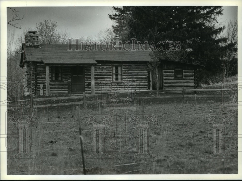 1994 Press Photo Hales Corners Historical Society relocates log cabin in 1986 - Historic Images