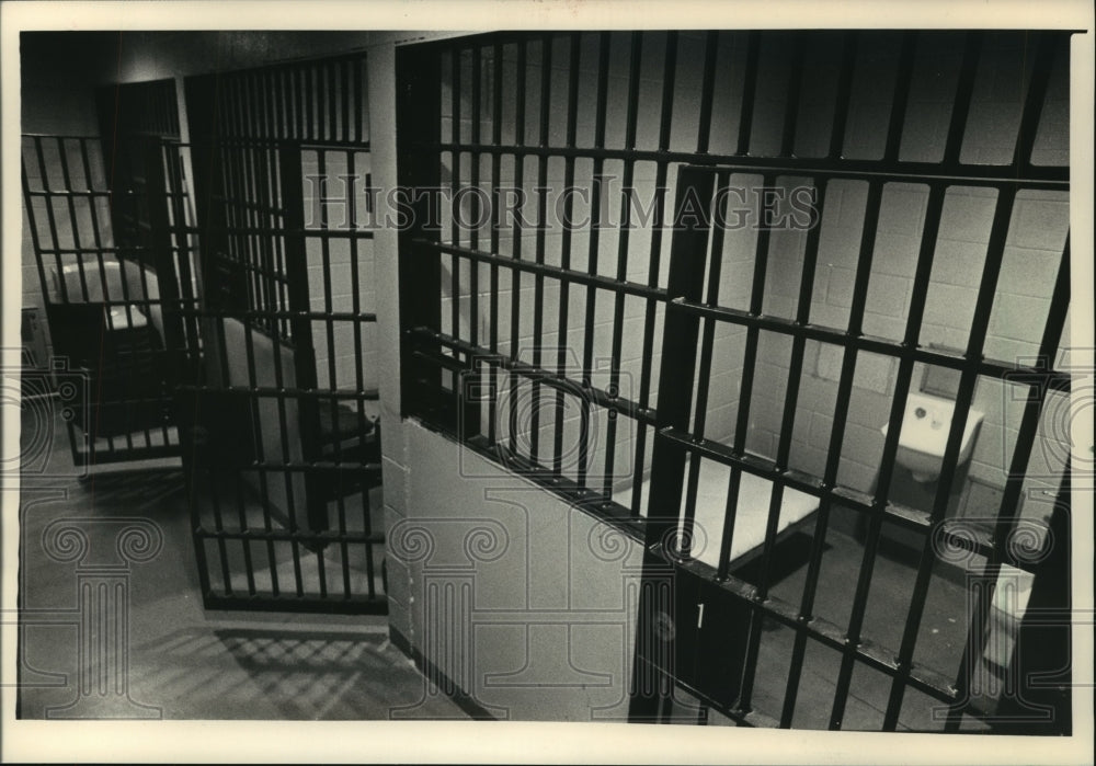 1987 Press Photo Jail cell in Hales Corners Police Department, Wisconsin - Historic Images