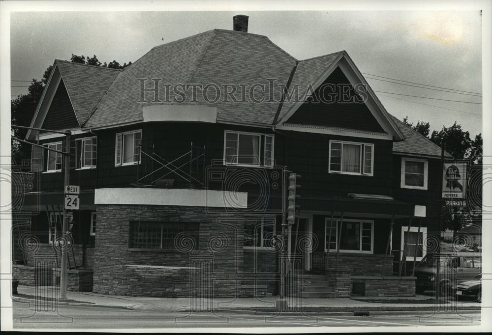 1990 Popper&#39;s Tavern liquor license renewed at Hales Corners Village - Historic Images