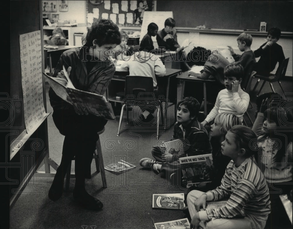 1986 Deborah Walker Talks To First-Graders In Hales Corners - Historic Images