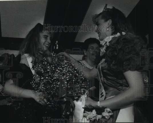 1993 Press Photo Monica Streff, left, Crowned 4-H Queen at Ozaukee County Fair - Historic Images
