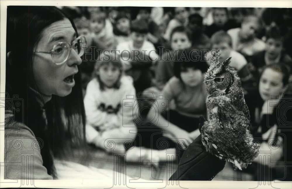 1990 Press Photo Ornithologist Barbara Harvey Critter Care Washington Elementary - Historic Images