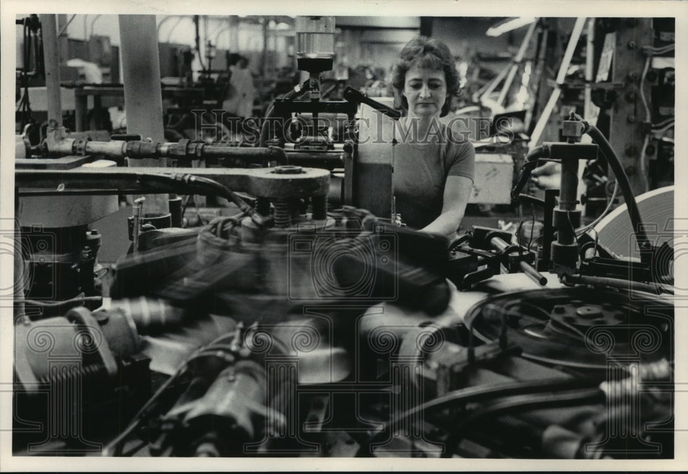 1984 Press Photo Marge Hanson watches machine at Holiday Cups, Menomonee Falls - Historic Images