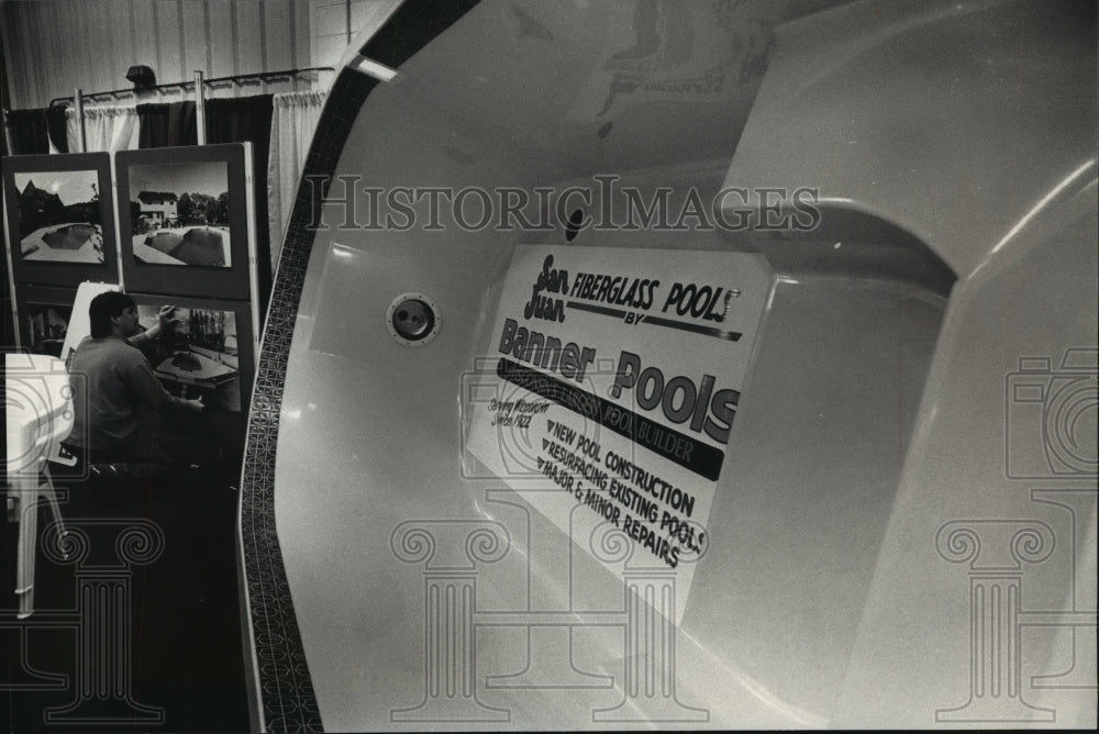 1992 Press Photo Joe Schooleg sets up display at Home and Real Estate Expo - Historic Images