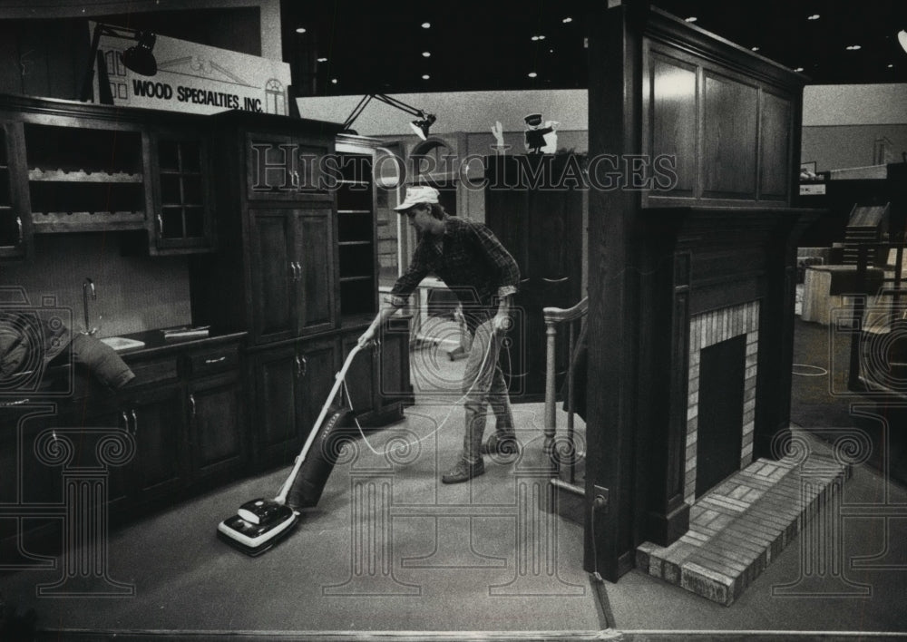 1990 Press Photo Thad Lallensack, Wood Specialties Inc at Home Builders Expo, WI - Historic Images