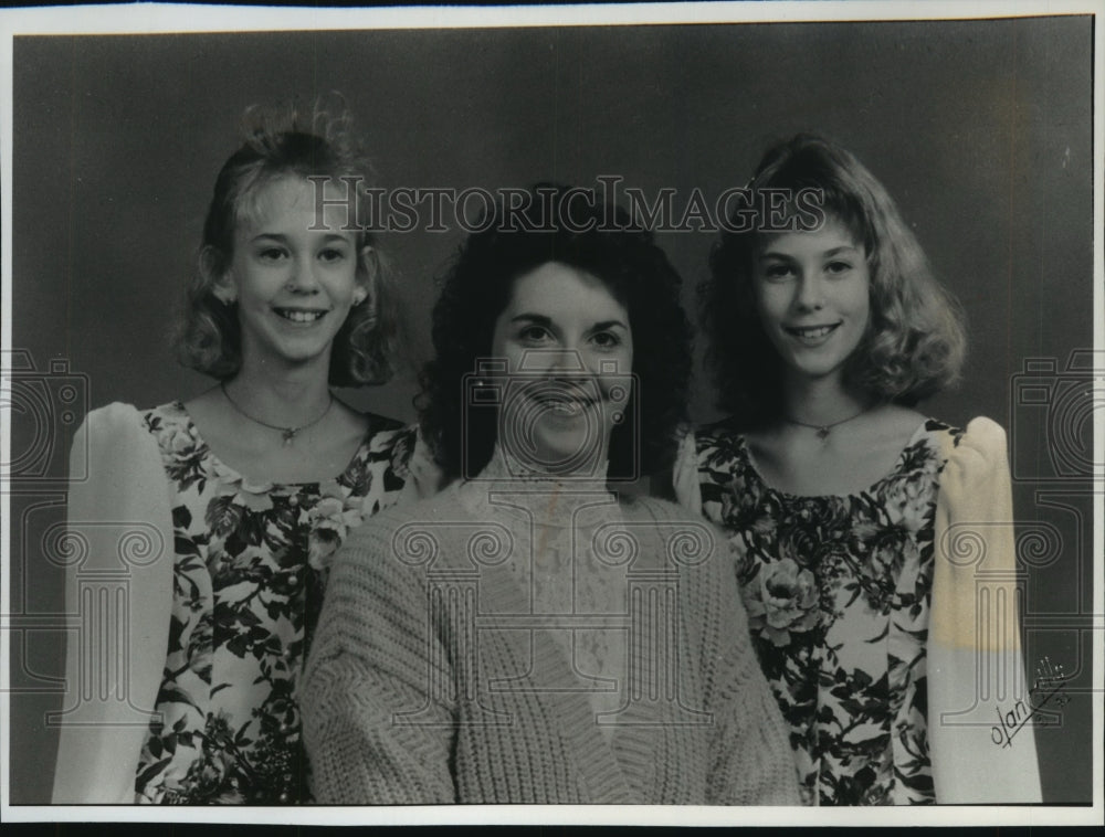 1993 Press Photo Trisha and Tiffany Holz, family members involved in car crash - Historic Images
