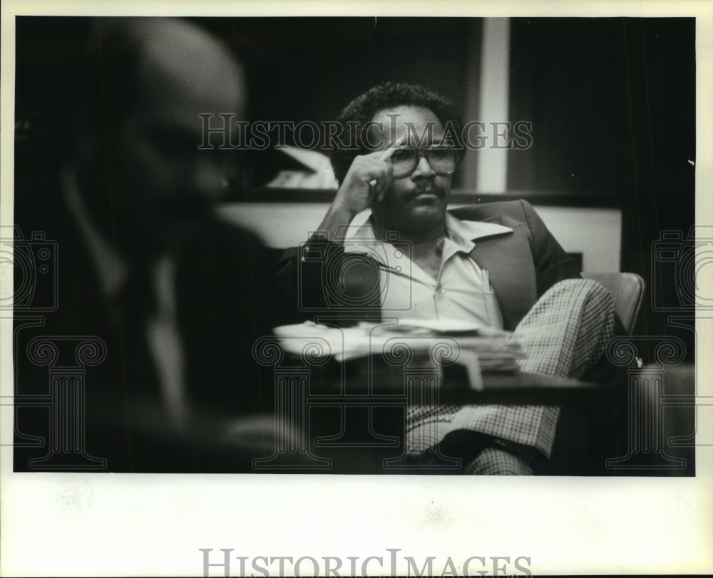 1980 Press Photo James Holt gets theft charges dropped. - mjb56178 - Historic Images