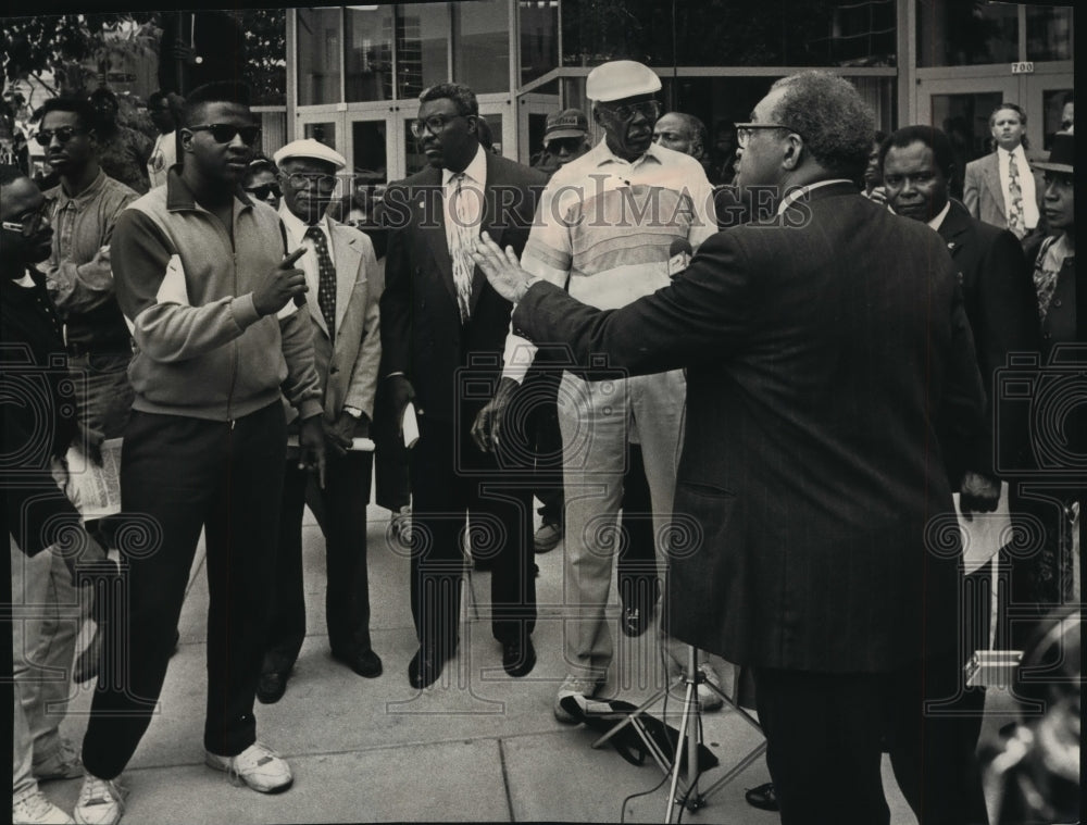 1991 Press Photo J Paul Jordan supports MATC Barbara D Holmes at downtown campus - Historic Images