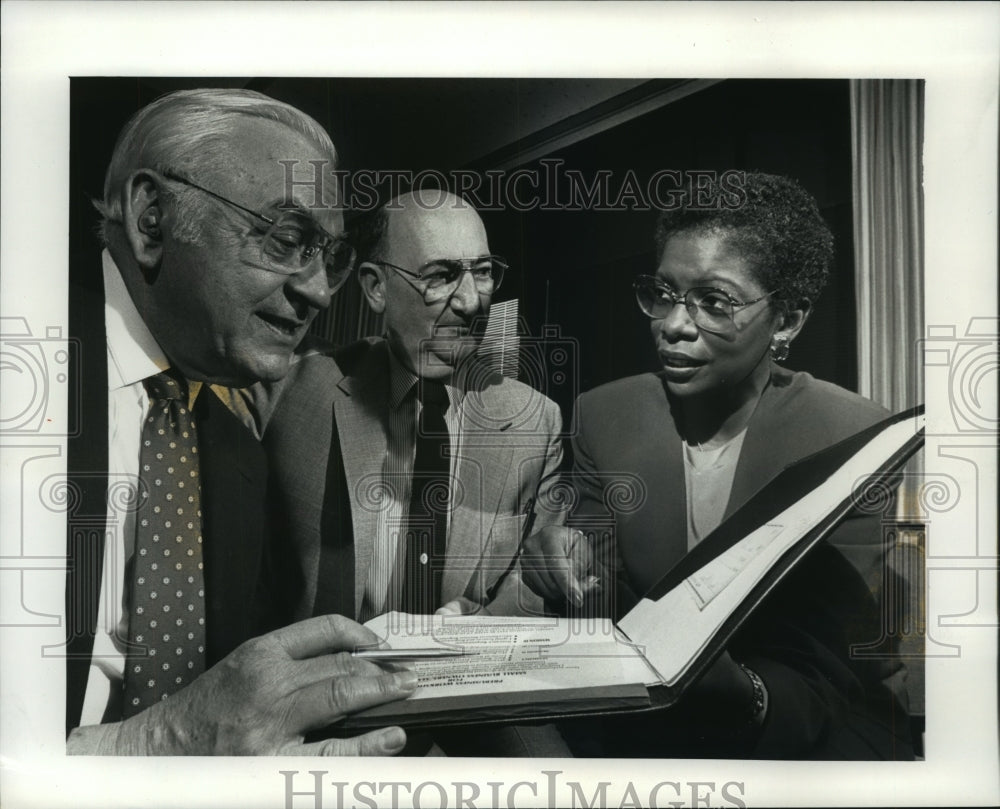 1990 Press Photo Barbara Holmes speaks with SCORE representatives about workshop - Historic Images