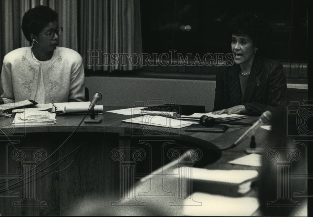 1991 Press Photo Barbara Holmes and Marlene Johnson holding a discussion - Historic Images