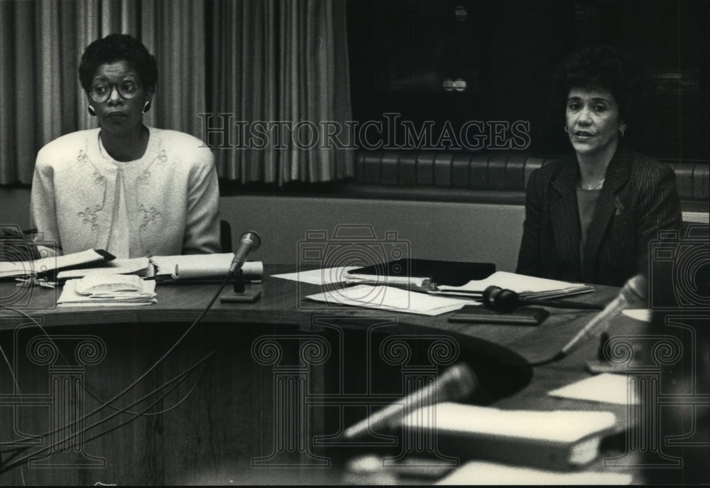 1991 Press Photo Barbara Holmes MATC president &amp; Marlene Johnson at meeting - Historic Images