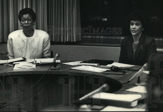 1991 Press Photo Barbara Holmes MATC president & Marlene Johnson at meeting - Historic Images