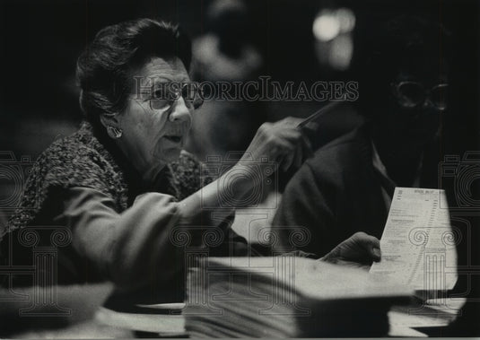1988 Press Photo Julia Holmes hands out ballot to voter at Webster Middle School - Historic Images