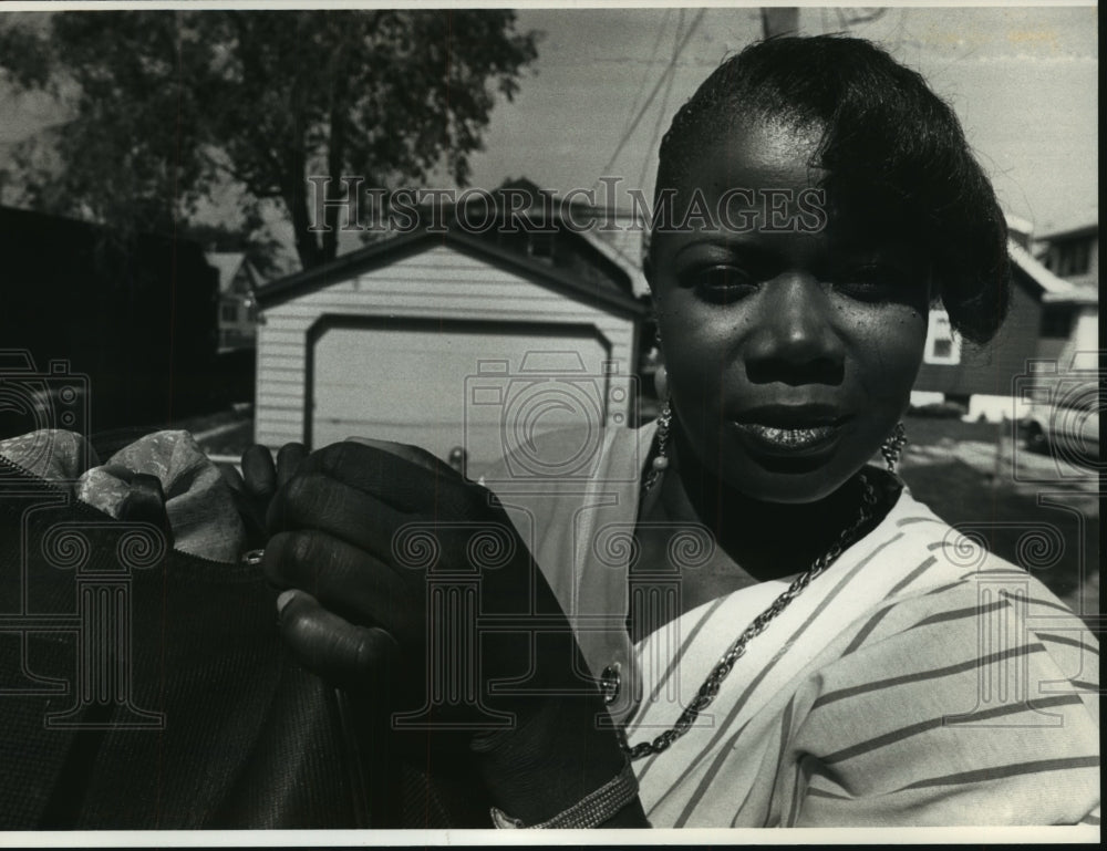 1992 Claudine Jackson, homeless, carrying belongings in a bag. - Historic Images