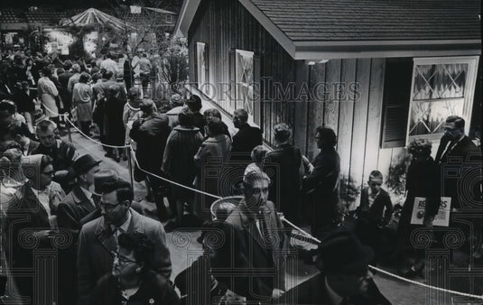 1965 Press Photo Home Show Milwaukee visitors walk through $26,000 prize house-Historic Images