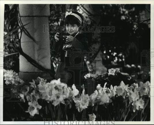 1993 Press Photo Molly Kresel uses her father's camera, Shorwood, Wisconsin - Historic Images