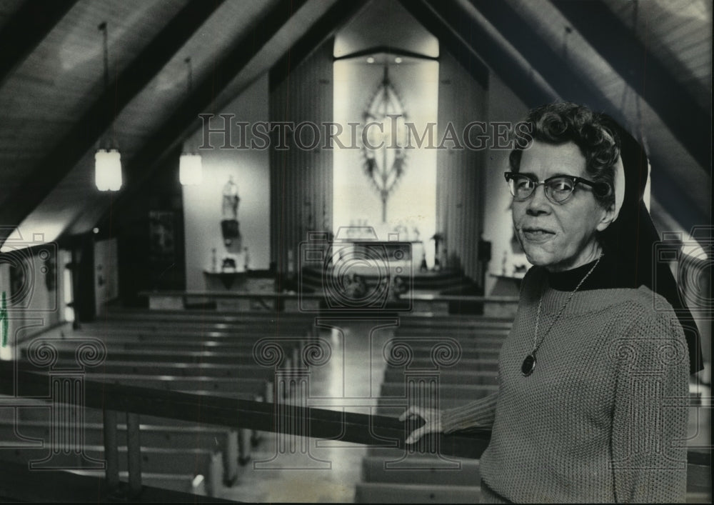 1985 Press Photo Dulcetta Heibel in Holy Cross Catholic Church - mjb56302 - Historic Images