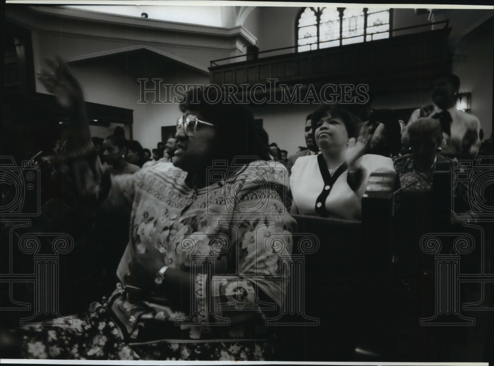 1994 Press Photo Irma Walker and Pat Lloyd at Sunday Church service - mjb56304 - Historic Images