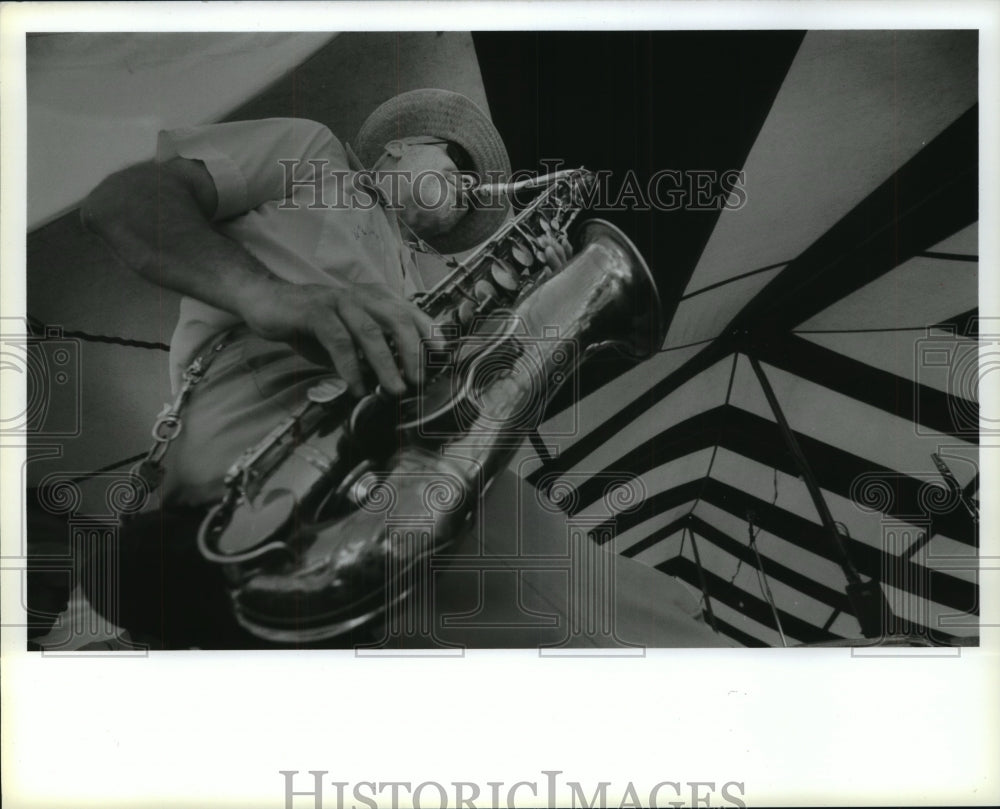 1993 Press Photo Stan Sterle warms up his tenor sax at Holy Apostles Church - Historic Images