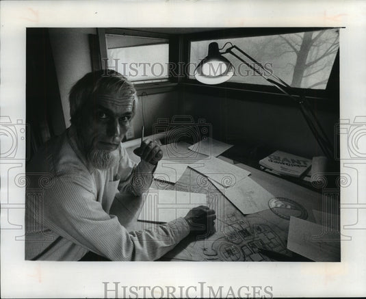 1979 Press Photo Charles Holzbog plans the move of Soldiers Grove - mjb56309 - Historic Images