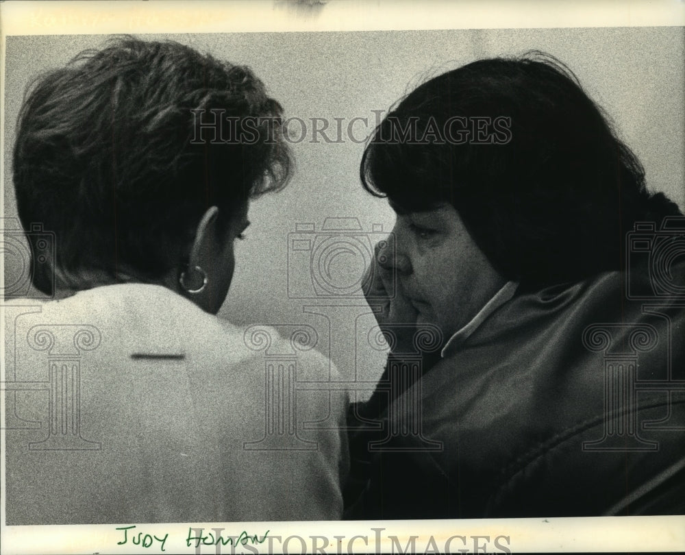 1992 Press Photo Judy Woman speaks with attorney Kathryn Hassin before hearing - Historic Images