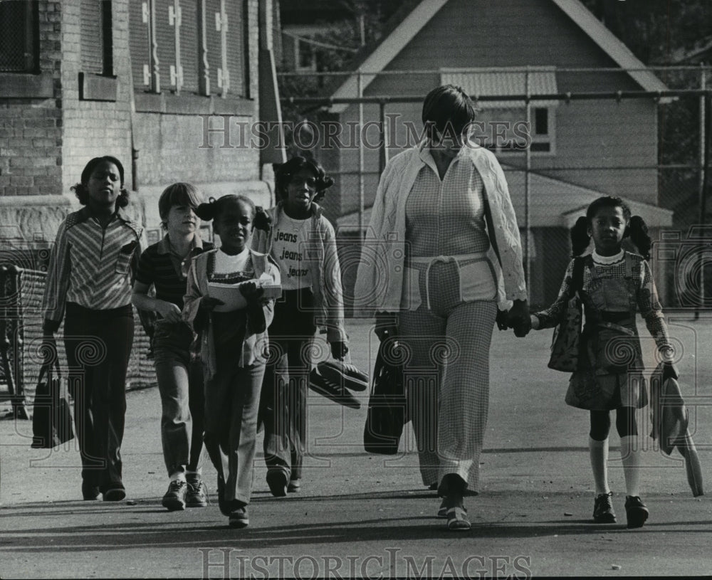 1977 Press Photo Jeannie Delo Parent Aide Helps Kids to Class when Bus was Late - Historic Images