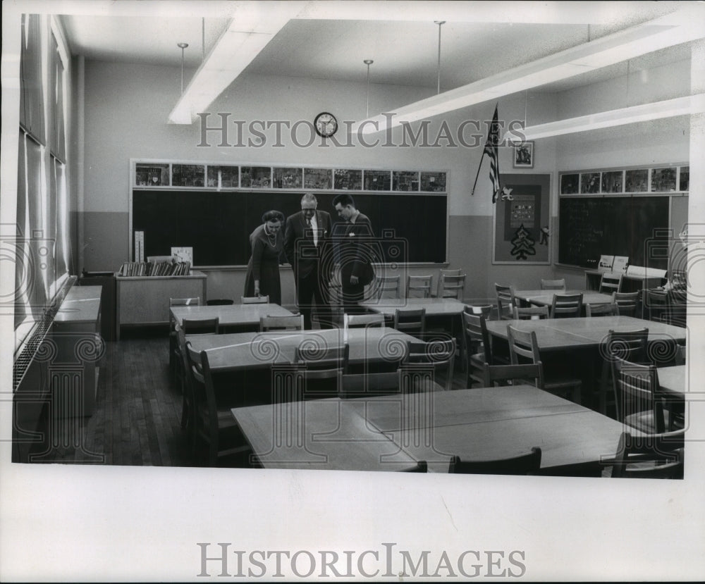 1958 Press Photo School board members in remodeled class, new desks, Milwaukee. - Historic Images